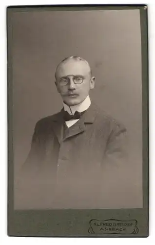 Fotografie Alfred Ortloff, Ansbach, Karolinenstr. 25, Portrait Herr mit Zwicker Brille im Anzug mit Fliege