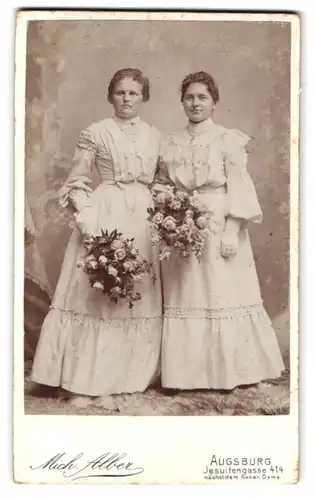 Fotografie Mich. Alber, Augsburg, Jesuitengasse 414, Portrait zwei Damen in weissen Kleidern mit Blumensträussen
