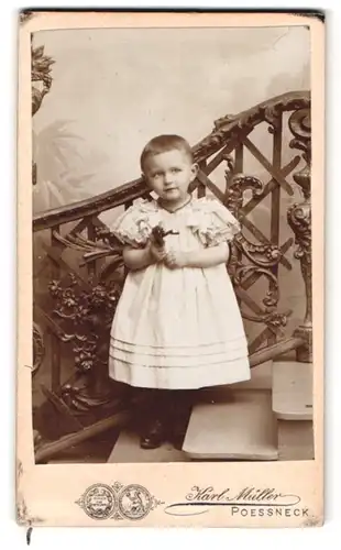Fotografie Karl Müller, Poessneck, Schelitzer Str., Portrait kleines Mädchen im weissen Kleid steht auf einer Treppe