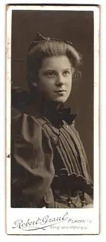 Fotografie Robert Graul, Plauen i. V., Bahnhofstr. 21, Portrait Liesel Köfler im schwarzen Kleid mit Schleife