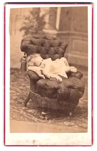 Fotografie Johann Bichler, Steyer, Portrait Kleinkind fläzt sich im Sessel