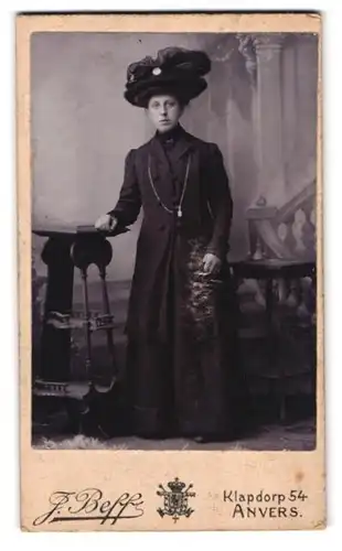 Fotografie J. Beff, Anvers, Klapdorp 54, Portrait Frau im schwarzen Kleid mit Kett und breitem Hut