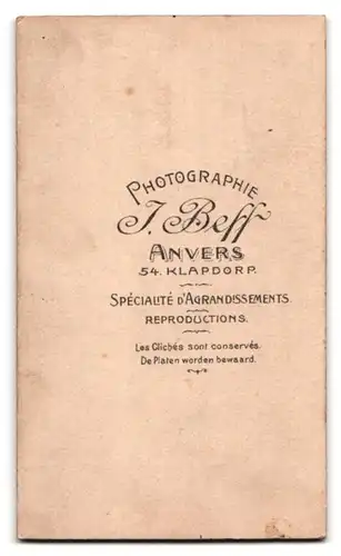 Fotografie J. Beff, Anvers, Klapdorp 54, Portrait Frau im schwarzen Kleid mit Kett und breitem Hut