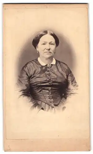 Fotografie Fotograf und Ort unbekannt, Portrait ältere Dame im seidenen Kleid mit Spitzenkragen und Brosche