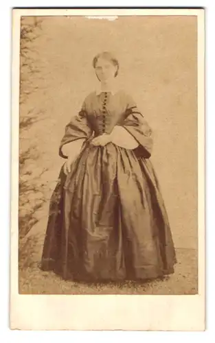 Fotografie Fotograf und Ort unbekannt, Portrait Frau im reifrock Kleid mit weiten Ärmeln