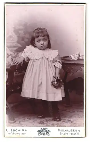 Fotografie Carl Tschira, Mülhausen i /E., Bassinstrasse 14, Portrait kleines Mädchen im hübschen Kleid