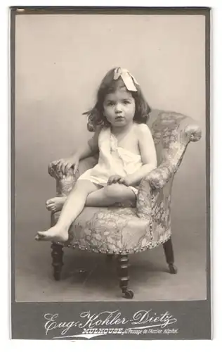 Fotografie Eug. Kohler-Dietz, Mulhouse, 12 Passage de l`Ancien Hôpital, Portrait kleines Mädchen im weissen Hemd