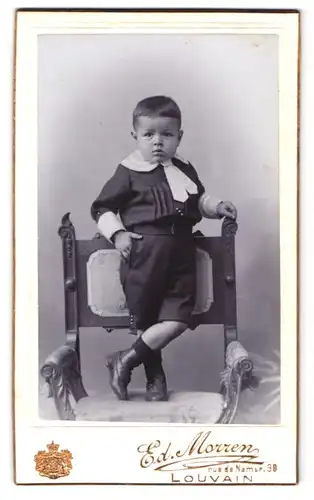 Fotografie Ed. Morren, Louvain, Rue de Namur 39, Portrait kleiner Junge in modischer Kleidung