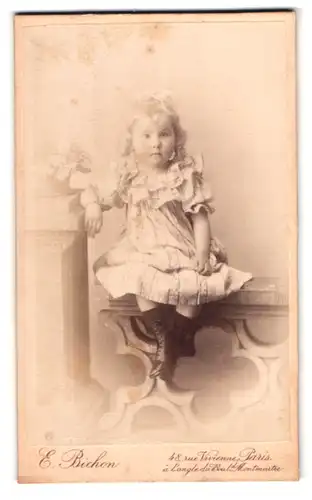 Fotografie E. Bichon, Paris, 48, Rue Vivienne, Portrait kleines Mädchen im hübschen Kleid