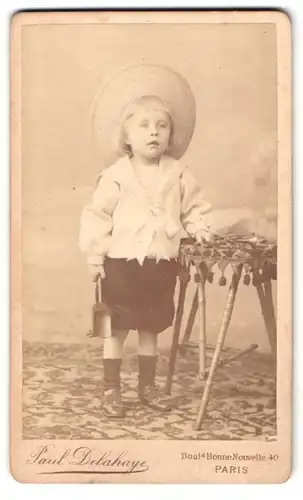 Fotografie Paul Delahaye, Paris, Boulevard Bonne Nouvelle, 40, Portrait kleiner Junge im Matrosenhemd mit Strohhut