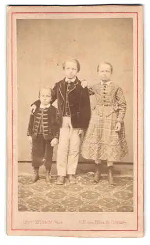 Fotografie Lévy Sylvain, Paris, 3, Boulevard des Filles du Calvaire, 3, Portrait drei Kinder in modischer Kleidung