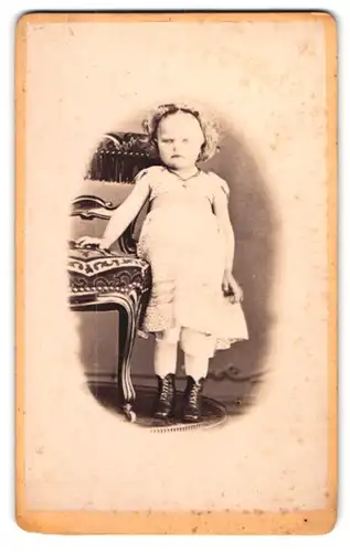 Fotografie J. B. Bernard, Wissembourg /Bas-Rhin, Portrait kleines Mädchen im Kleid