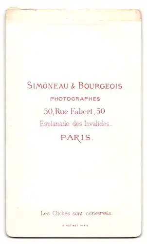 Fotografie Simoneau & Bourgeois, Paris, 50, Rue Fabert, 50, Portrait modisch gekleideter Junge mit Kärtchen