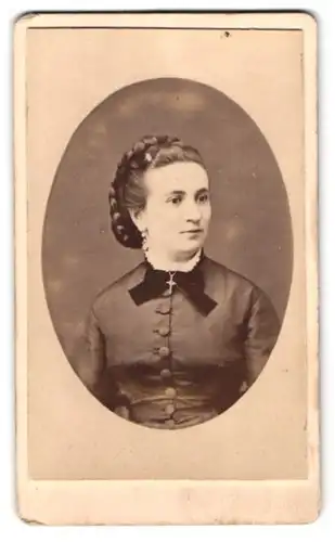 Fotografie De l`Oratoire, Paris, 152, Rue St-Honoré, 152, Portrait junge Dame im Kleid mit Kreuzkette