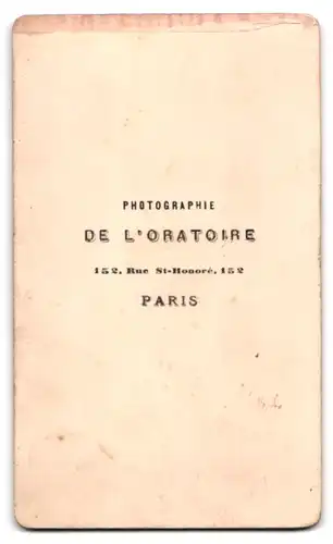 Fotografie De l`Oratoire, Paris, 152, Rue St-Honoré, 152, Portrait junge Dame im Kleid mit Kreuzkette