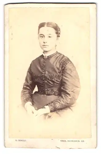 Fotografie C. Schulz, Trier, Dietrichstrasse 216, Portrait junge Dame im bestickten Kleid