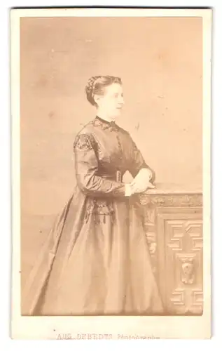 Fotografie Aug. Debedts, Courtrai, Rue de la Lys, 14, Portrait bürgerliche Dame im Kleid