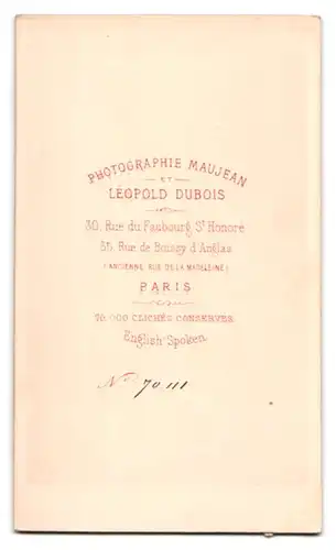 Fotografie Maujean et Léopold Dubois, Paris, 30, Rue du Faubourg St. Honoré, Portrait junge Dame in modischer Kleidung