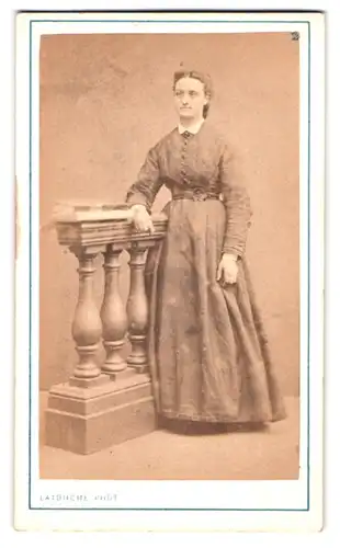 Fotografie Latouche, Bordeaux, 14, Rue Castillon, 14, Portrait junge Dame im Kleid