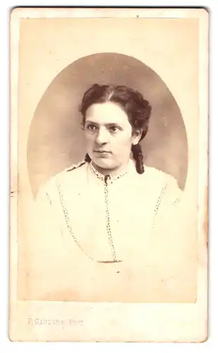 Fotografie P. Gaussen, Genève, Portrait bürgerliche Dame mit Locken