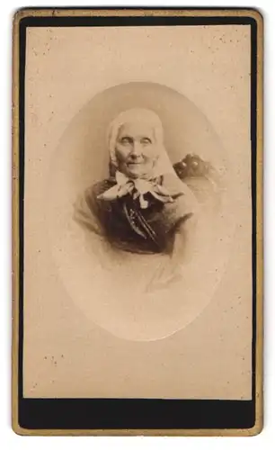 Fotografie unbekannter Fotograf und Ort, Portrait ältere Dame mit Haube