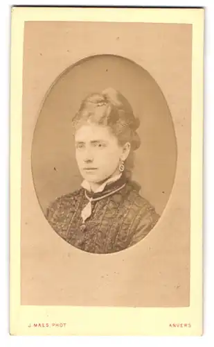 Fotografie Jos. Maes, Anvers, Brustportrait junge Dame mit Hochsteckfrisur und Halskette