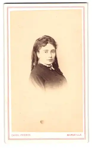 Fotografie Cayol Frères, Marseille, Rue St. Ferréol 50, Portrait junge Dame mit Locken