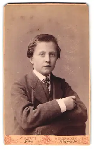 Fotografie L. W. Kurtz, Wiesbaden, Portrait junger Mann im Anzug mit Krawatte
