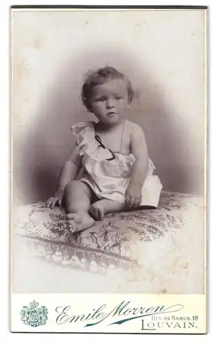 Fotografie Emile Morren, Louvain, 18, Reu de Namur, Portrait süsses Kleinkind im weissen Hemd
