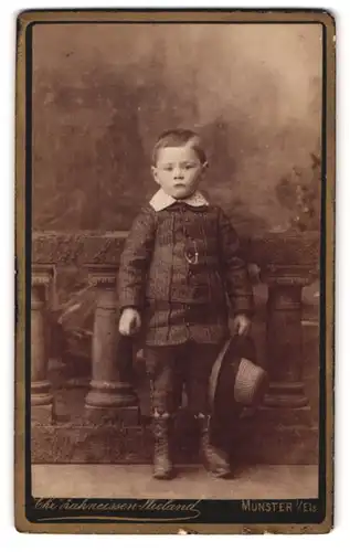 Fotografie Chr. Zahneissen-Wieland, Münster i /Els., Portrait kleiner Junge in modischer Kleidung
