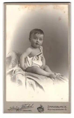 Fotografie F. Tschira, Strassburg i /E., Marnesiastaden 5, Portrait süsses Kleinkind im weissen Hemd