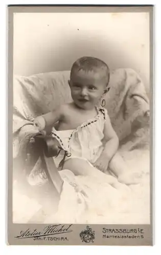 Fotografie F. Tschira, Strassburg i /E., Marnesiastaden 5, Portrait süsses Kleinkind im weissen Hemd