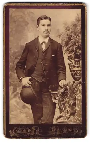 Fotografie O. Schmidt, Tharand, junger Mann im feinen Zwirn und Melone