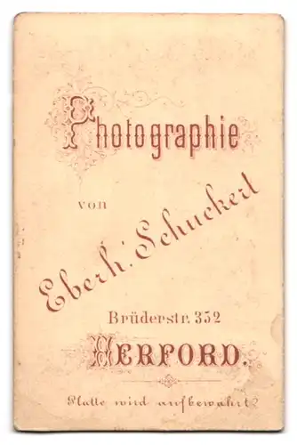 Fotografie Eberh. Schuckert, Herford, Brüderstrasse 352, junges Ehepaar im Portrait