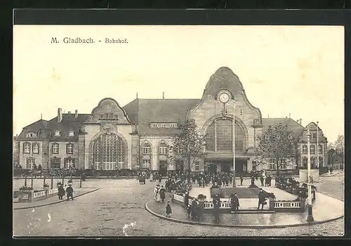 AK Mönchengladbach, Banhofs-Platz mit Passanten