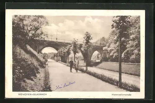 AK Mönchengladbach, Hohenzollernstrasse mit spazierenden Pärchen