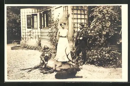 Foto-AK Jäger, Frau und Kind mit erlegtem Hirsch