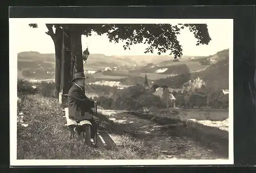 Foto-AK Präsident Masaryk (TGM) sitzt unter einem Baum