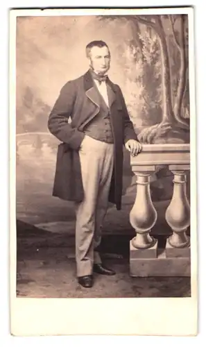 Fotografie Jules Amouroun, Aurillac, bürgerlicher Herr im Gehrock