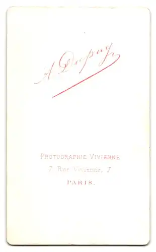 Fotografie A. Dupay, Paris, 7 Rue Vivienne, junger Mann im Mantel