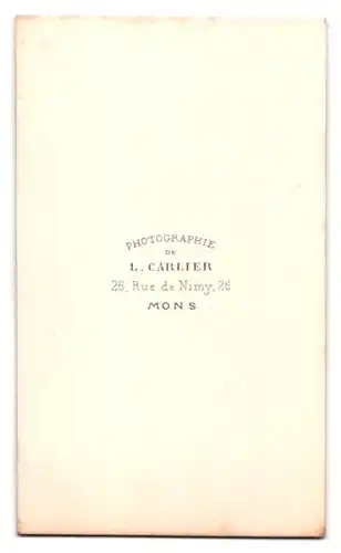 Fotografie L. Carlier, Mons, 26 Rue de Nimy, gestandener Herr im Anzug