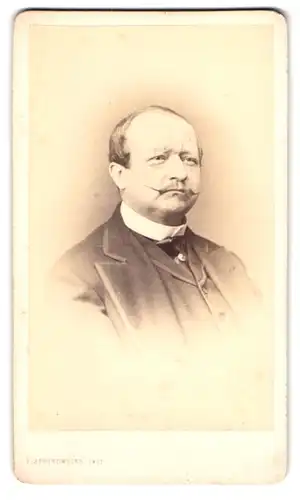 Fotografie F. Springmeier, Elberfeld, Herzogstr. 4, Portrait Herr mit Halbglatze trägt Cord-Jacket