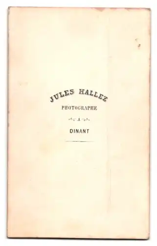 Fotografie Jules Hallez, Dinant, Portrait junger Herr mit Vollbart im Anzug