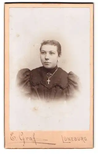 Fotografie E. Graf, Lüneburg, Stintmarktstr. 16, Mädchen mit Kreuz-Anhänger im Puffärmelkleid