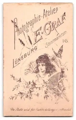 Fotografie E. Graf, Lüneburg, Stintmarktstr. 16, Mädchen mit Kreuz-Anhänger im Puffärmelkleid