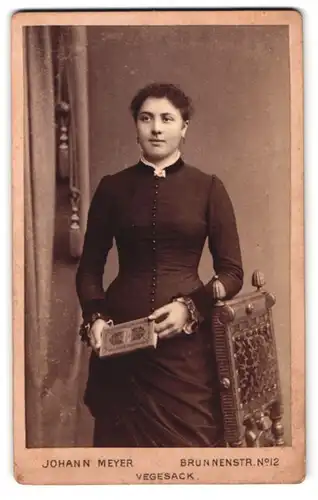 Fotografie Johann Meyer, Vegesack, Brunnenstr. 12, Mädchen mit Buch im schlichten Kleid
