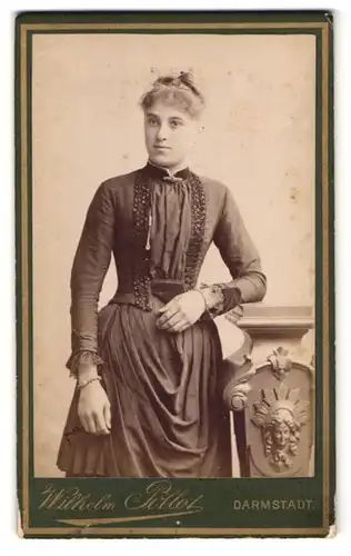 Fotografie Wilhelm Pöllot, Darmstadt, Hügelstrasse 59, hübsche junge Dame im Sonntagskleid