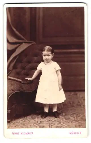 Fotografie Franz Neumayer, München, Chistophstrasse 4, niedliches Mädchen trägt weisses Kleid