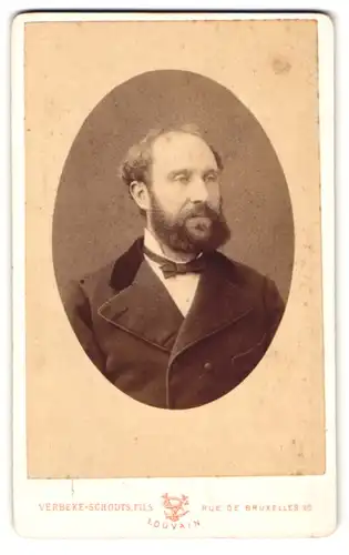 Fotografie Verbeke-Schodts Fils, Louvain, 20 Rue de Bruxelles, Portrait Herr mit Vollbart trägt Anzug & Fliege