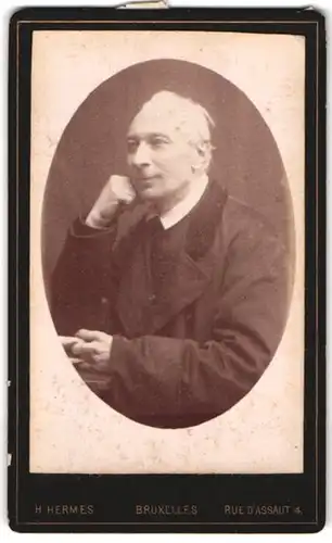 Fotografie H. Hermes, Bruxelles, 4 Rue D'Assaut, Portrait Grossvater in Denkerpose